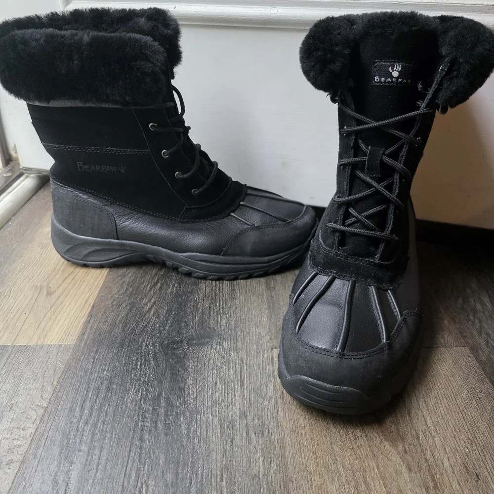 Bearpaw Women’s Black Lace-Up Winter Boots